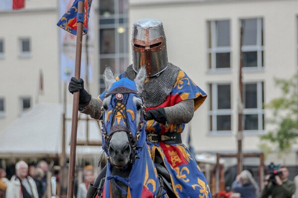 Chevalier en armure métallique à cheval