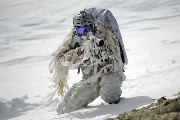 Un soldato di Navy SEAL colpisce il bersaglio