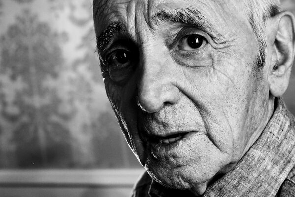 Retrato en blanco y negro del famoso Charles Aznavour