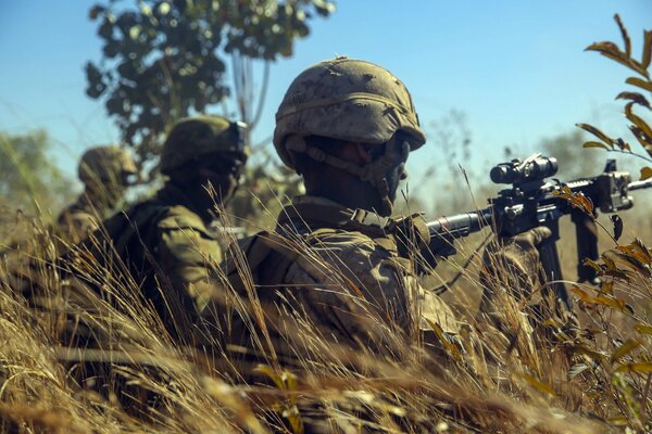 Soldaten mit Waffen im Hinterhalt