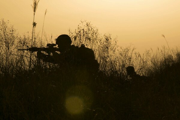 Silhouetten von Soldaten im Feld schießen