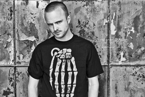 Imagen en blanco y negro del actor Aaron Paul