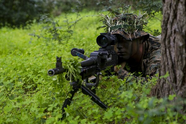 Ein Soldat mit einer Waffe, bereit, sein Heimatland zu verteidigen