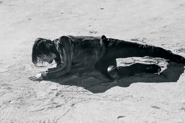 Norman Reedus posant sur le sable lors d une séance photo