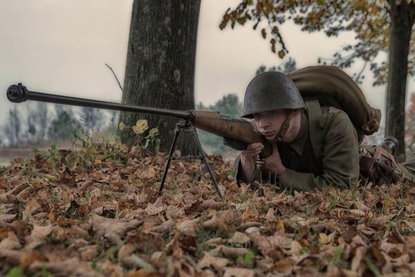 Soldat dans un casque avec un fusil