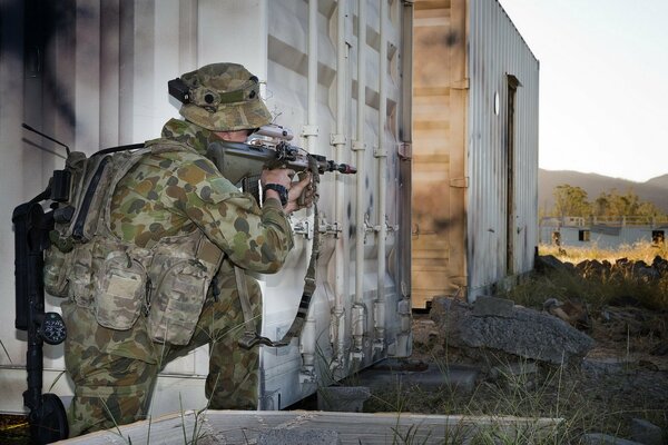 Bewaffneter Soldat schaut im Visier