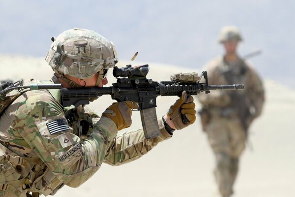 Soldaten mit Waffen. Schießen, Armee