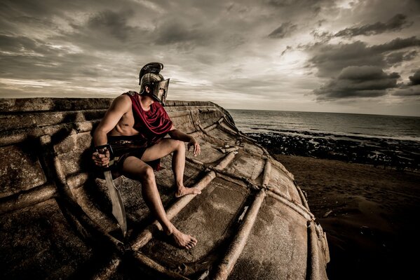 L uomo con il casco guarda l orizzonte