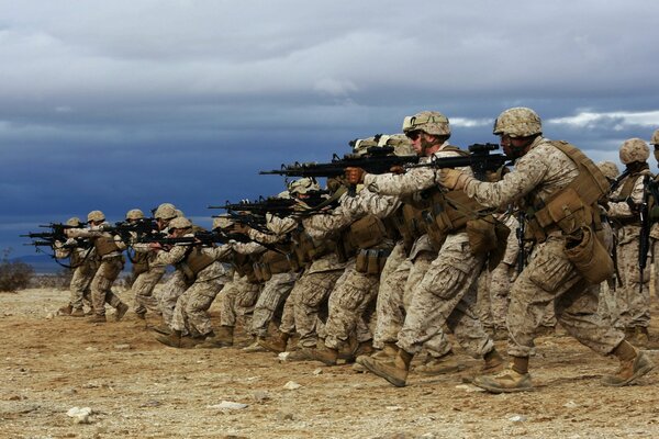 Une compagnie de soldats à l attaque