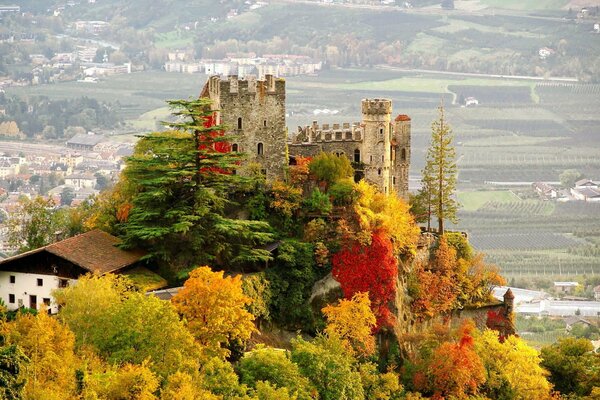 Fotos del castillo de otoño en Italia