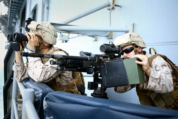 Soldaten mit Waffen in der Armee am Posten