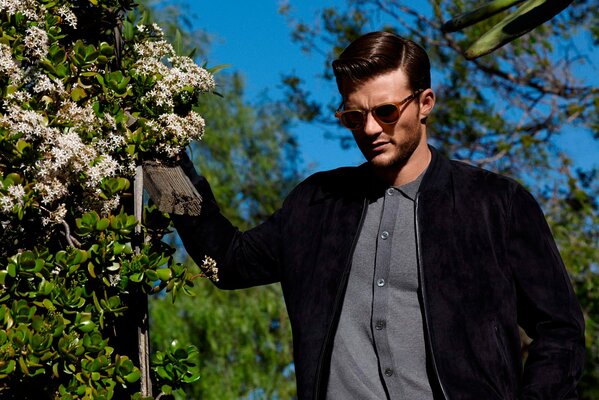 Scott Eastwood posiert für ein Magazin. Fotoshooting in der Natur