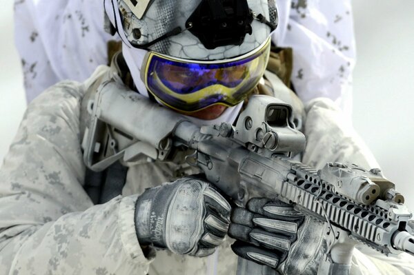 Weiß-graues Bild eines Soldaten im Winter