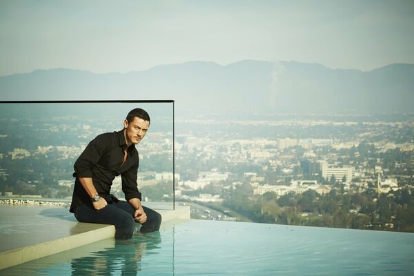 Einen Mann im Pool oder im Wasser erfinden