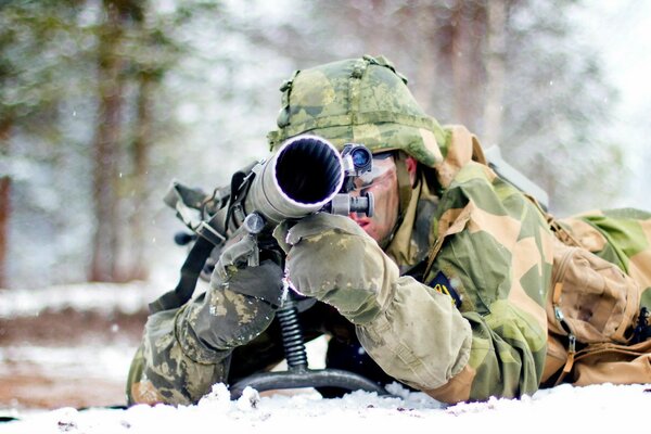 Soldado con armas en el Suelo. Ejército