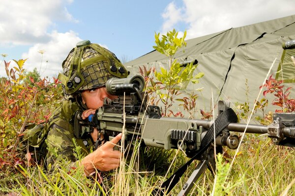 Soldado armas vista ejército