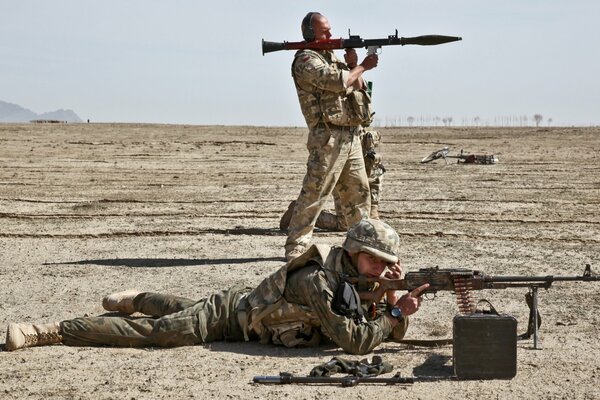 Soldaten in Tarnung bei Übungen, mit Waffen