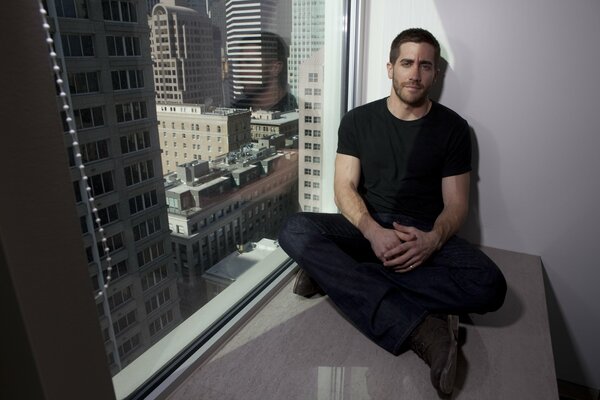 Acteo Jake Gyllenhaal è seduto a Cohn