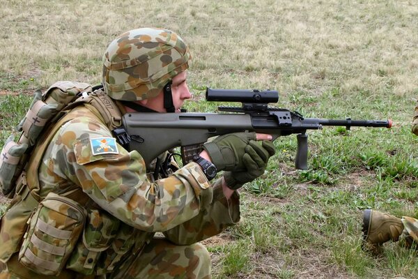 Australische Armee-Soldaten mit Maschinengewehr