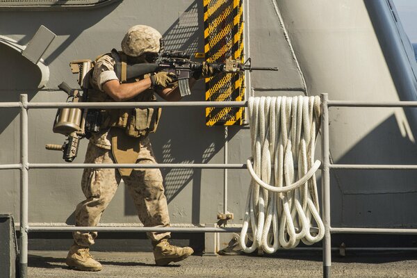 Homme avec des armes en munitions