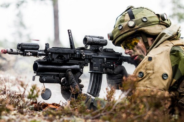 Soldat mit Waffen am Boden liegend