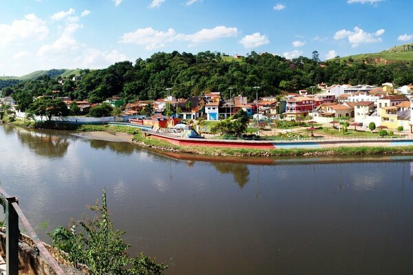 Panorama de una casa en el río en Brasil