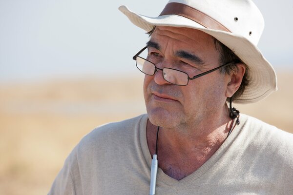 Director Oliver Stone con sombrero