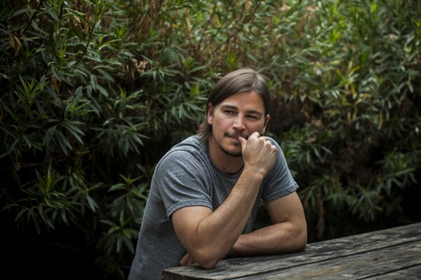 El famoso actor en la foto en la mesa