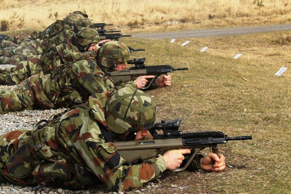 Soldaten der irischen Armee am Schießstand