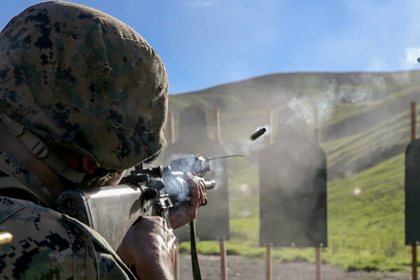 Soldat arme guerre tire