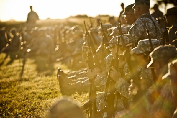 Armee-Soldaten mit Waffen im Sonnenlicht