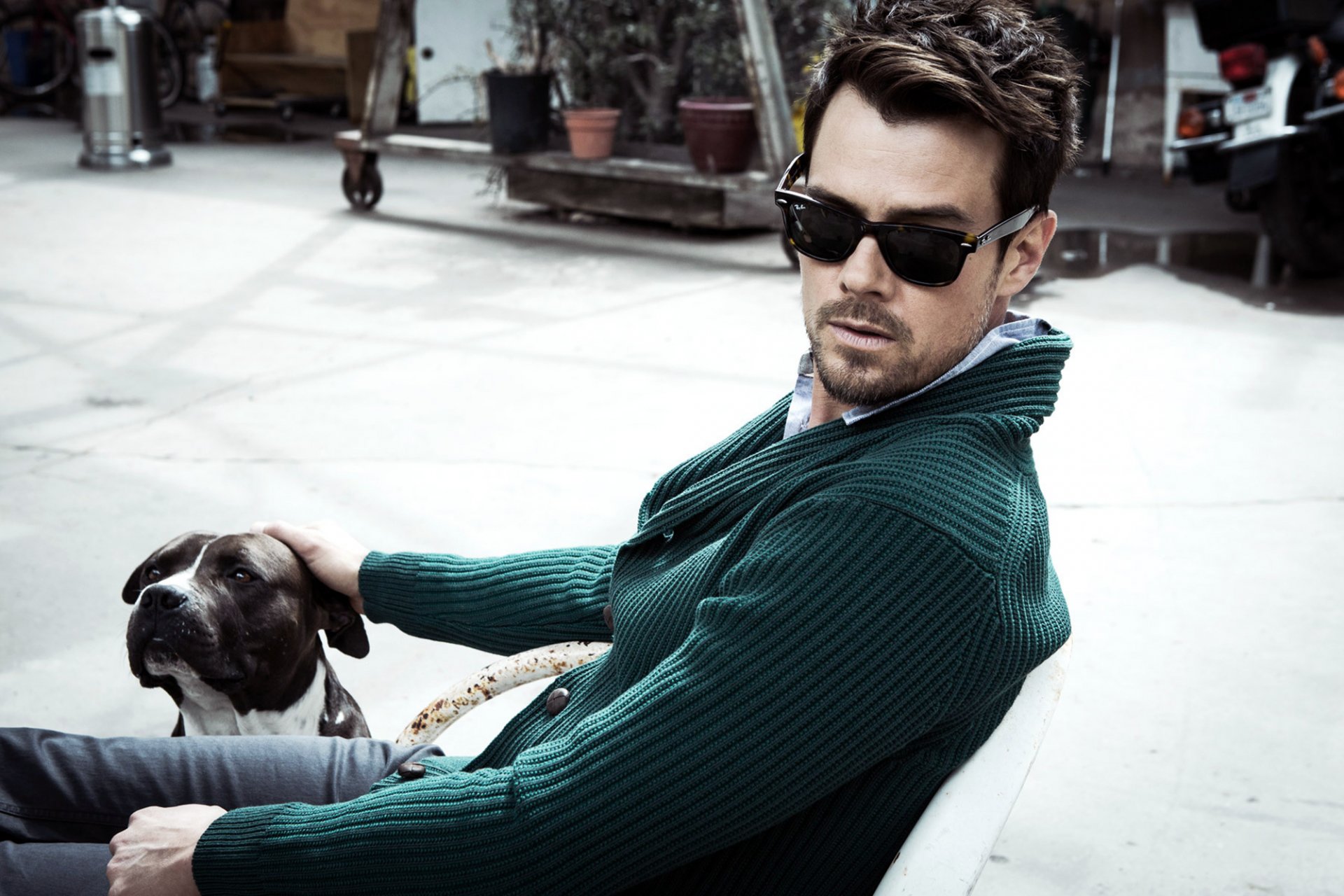 josh duhamel homme acteur visage lunettes chien