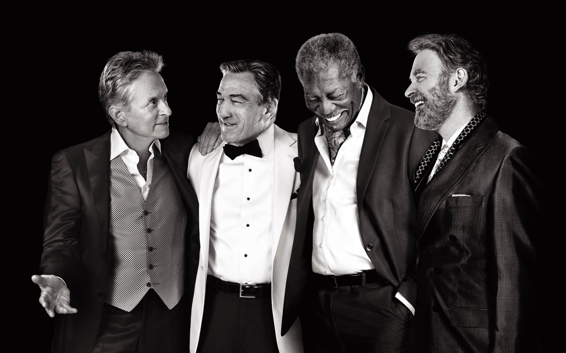 michael douglas robert de niro morgan freeman morgan freeman kevin kline aktorzy gwiazdy kostiumy czwórka starpers ostatnie vegas śmiech radość czarno-białe czarne tło plakat