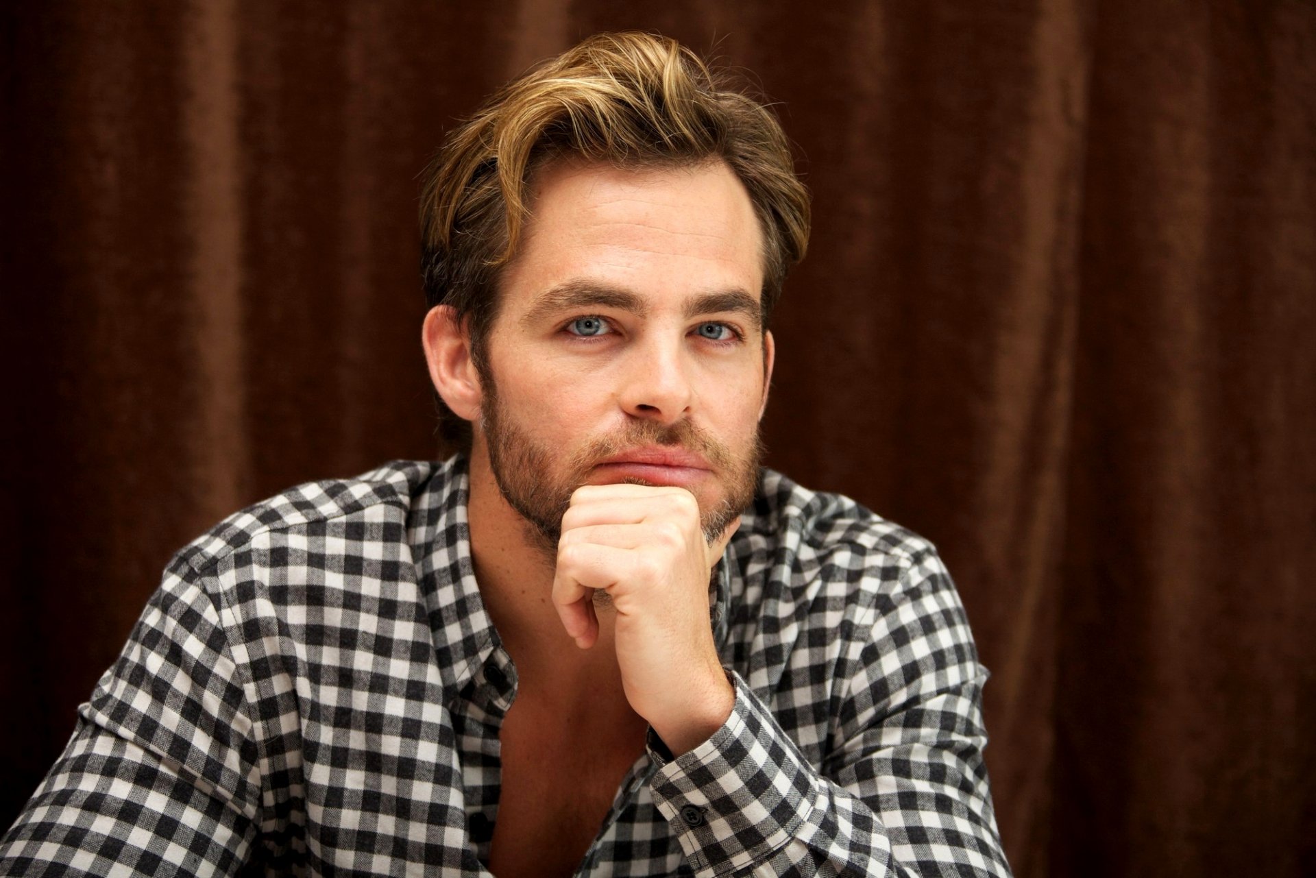 chris pine schauspieler männlich blick hemd