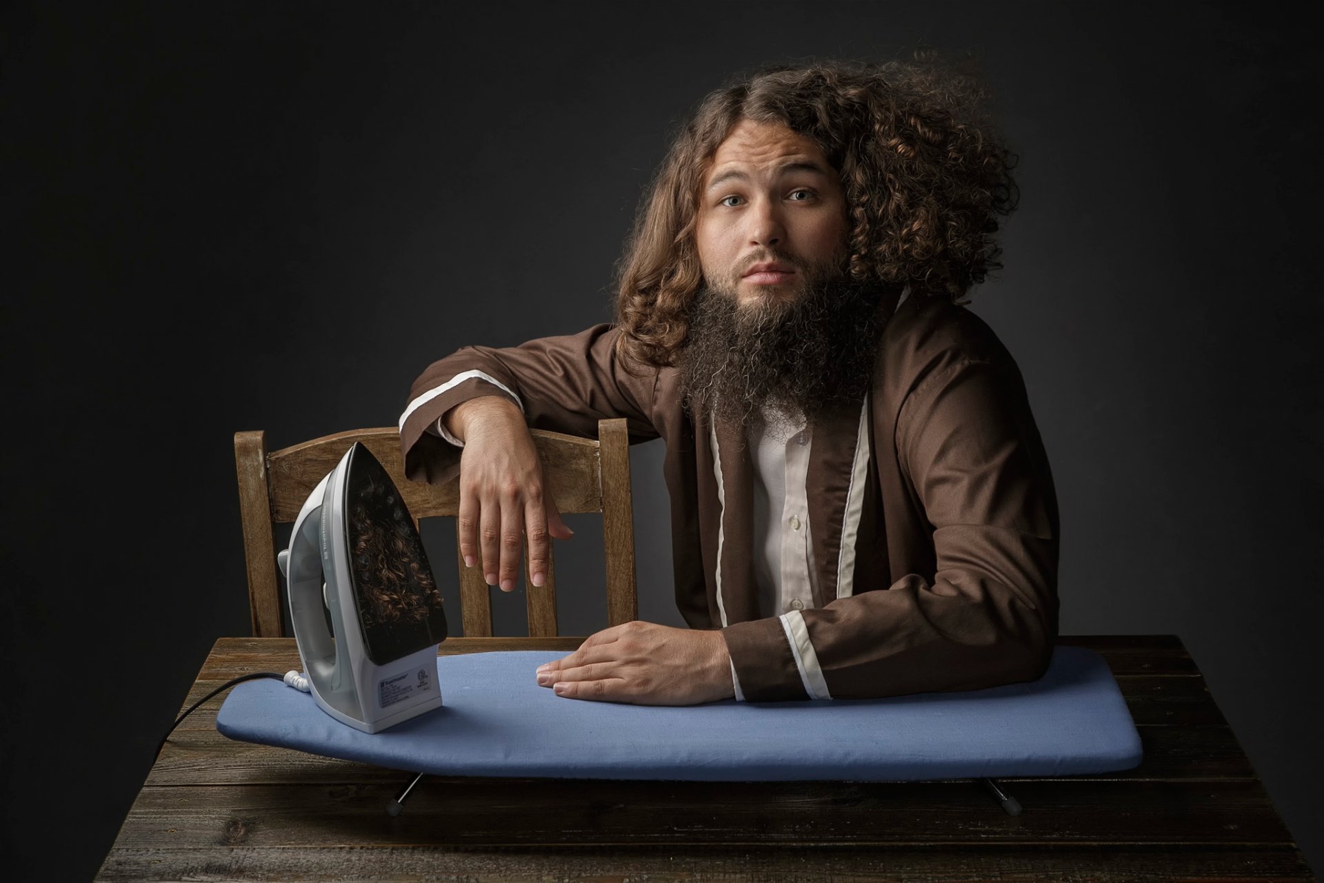 homme fer à repasser cheveux barbe humour