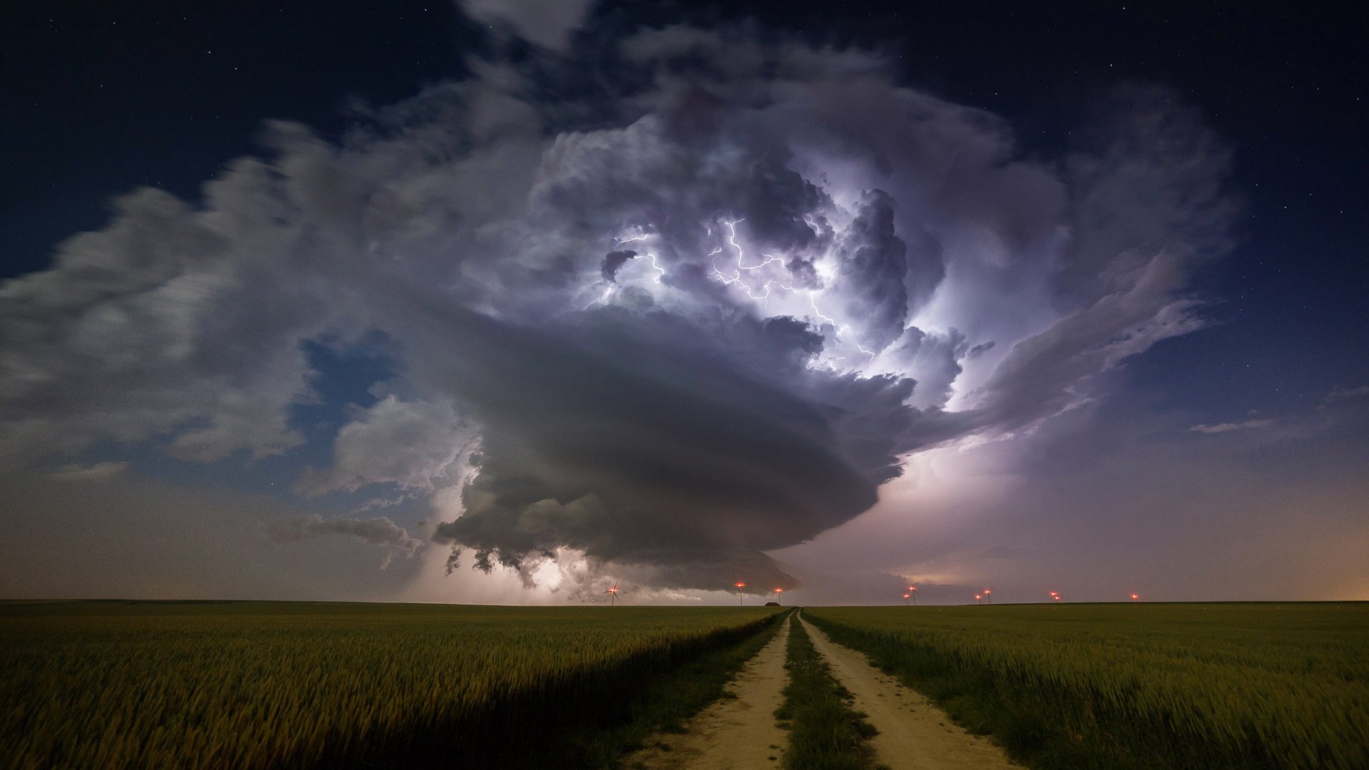 natura notte temporale ciclone fulmine