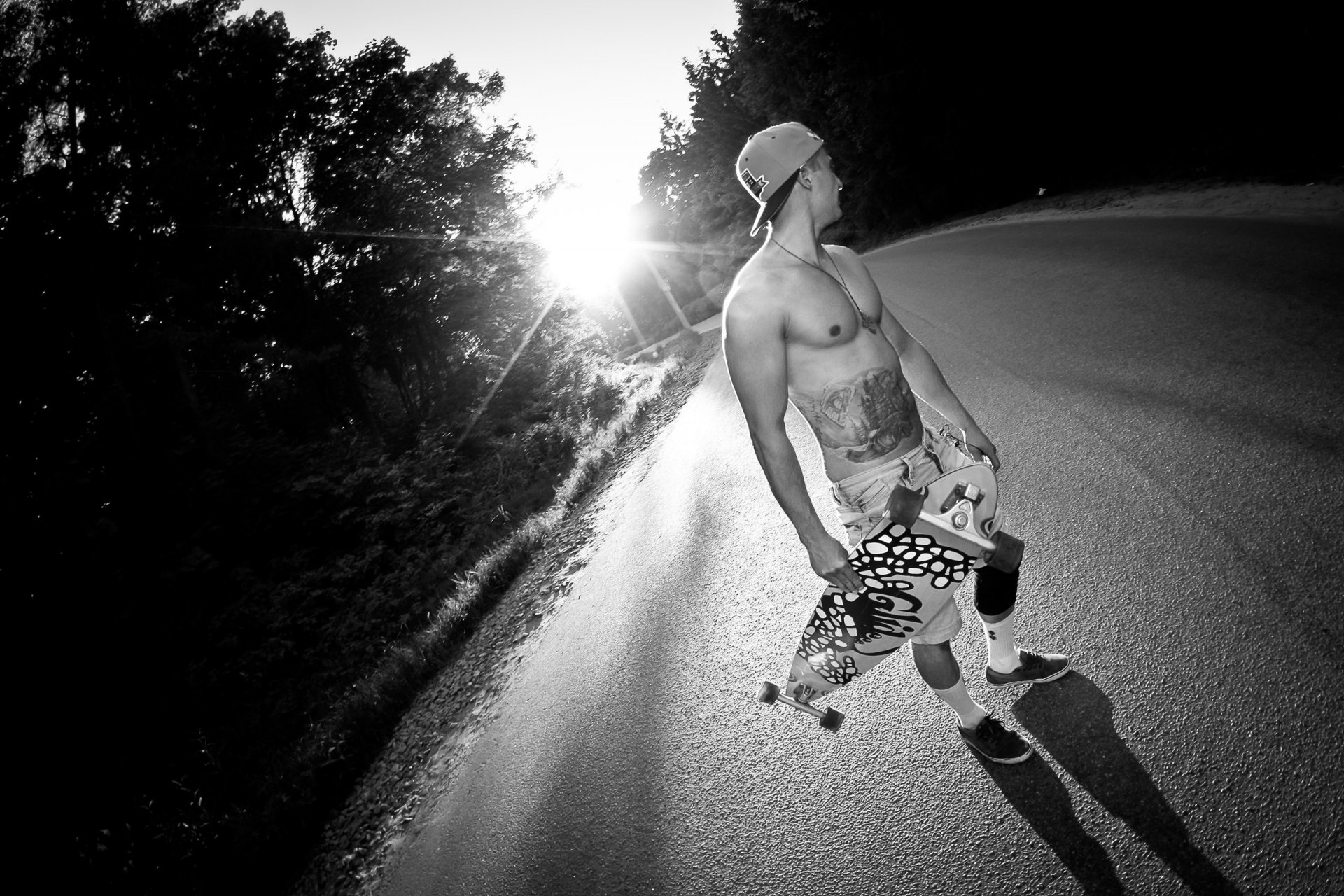 chica hombre chico hombre torso longboard skate tablero carretera rayos tatuaje gorra pecho