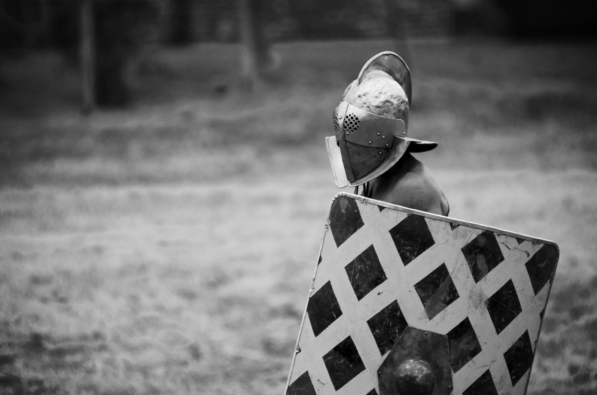 gladiatore guerriero casco scudo bianco e nero sfondo