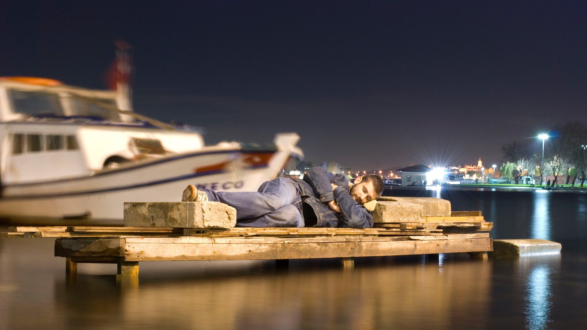 port łodzie sen kamień sytuacja