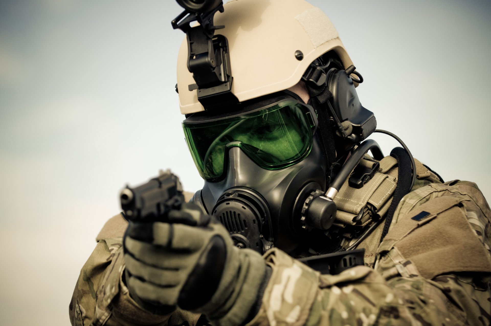 soldato maschera antigas casco equipaggiamento pistola