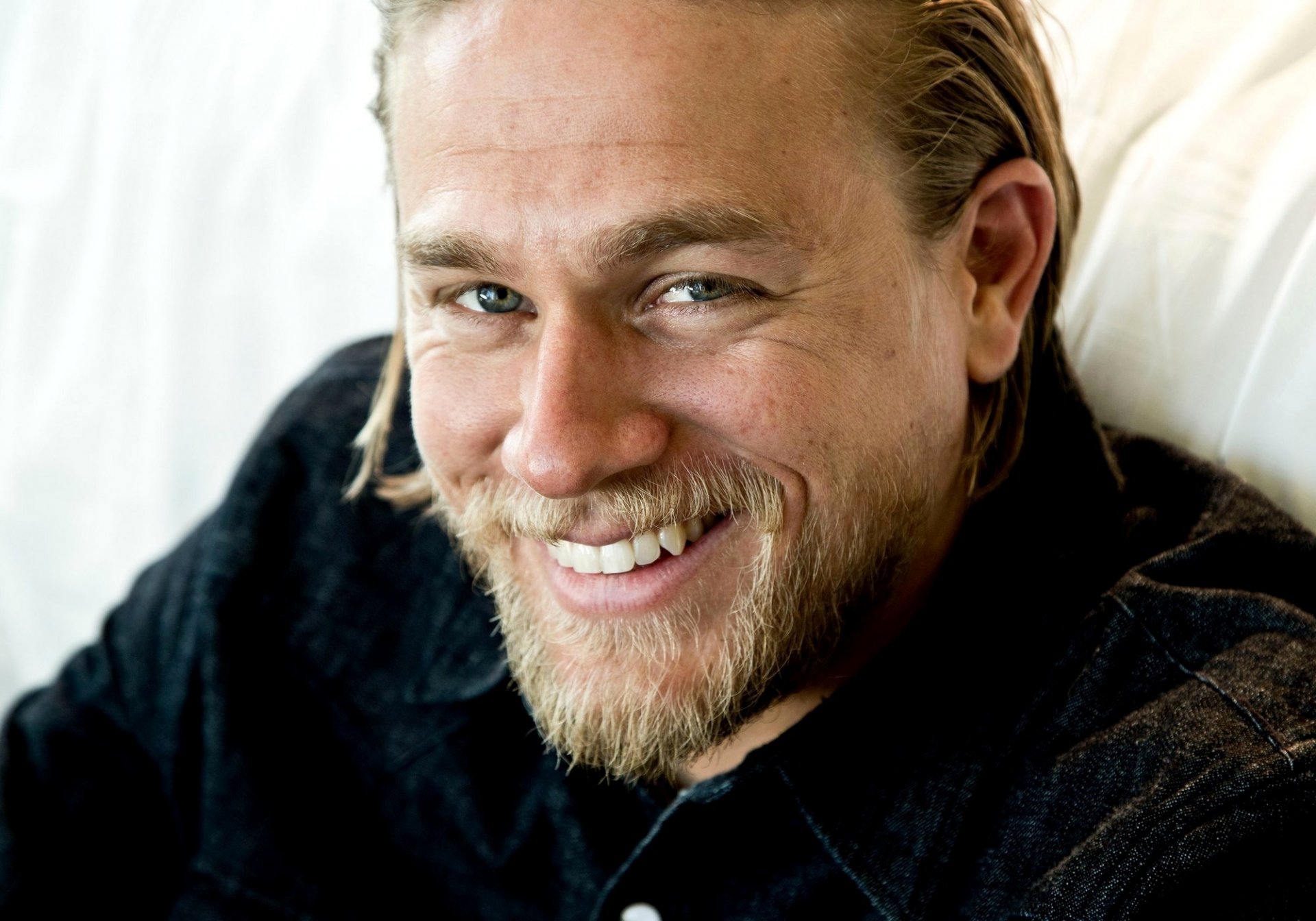 hunnam charlie hunnam aktor mężczyzna blondyn twarz uśmiech