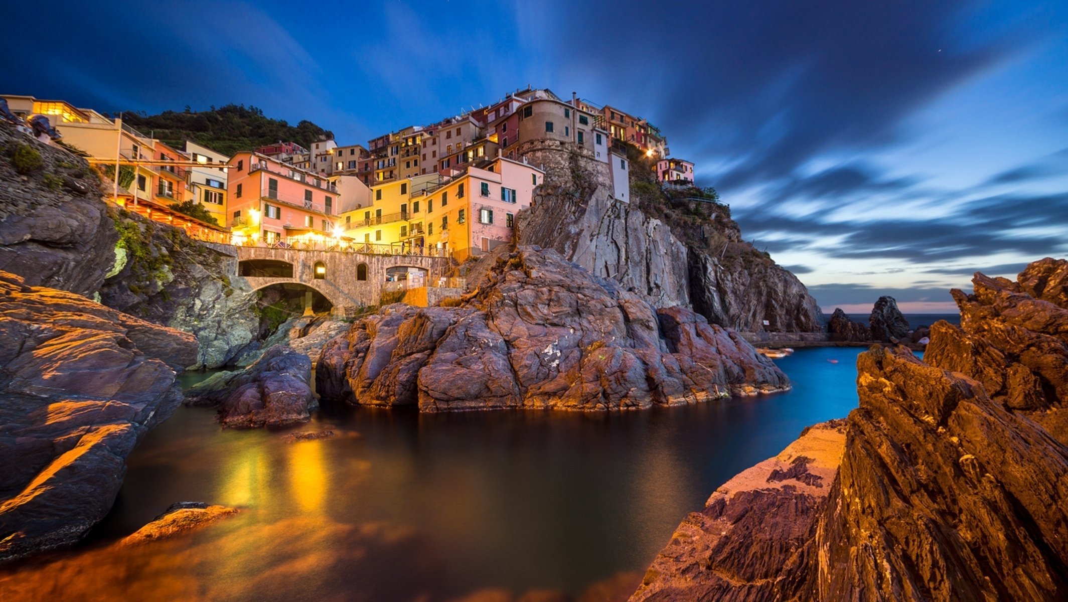 città sulla roccia manarola italia mare cielo luce