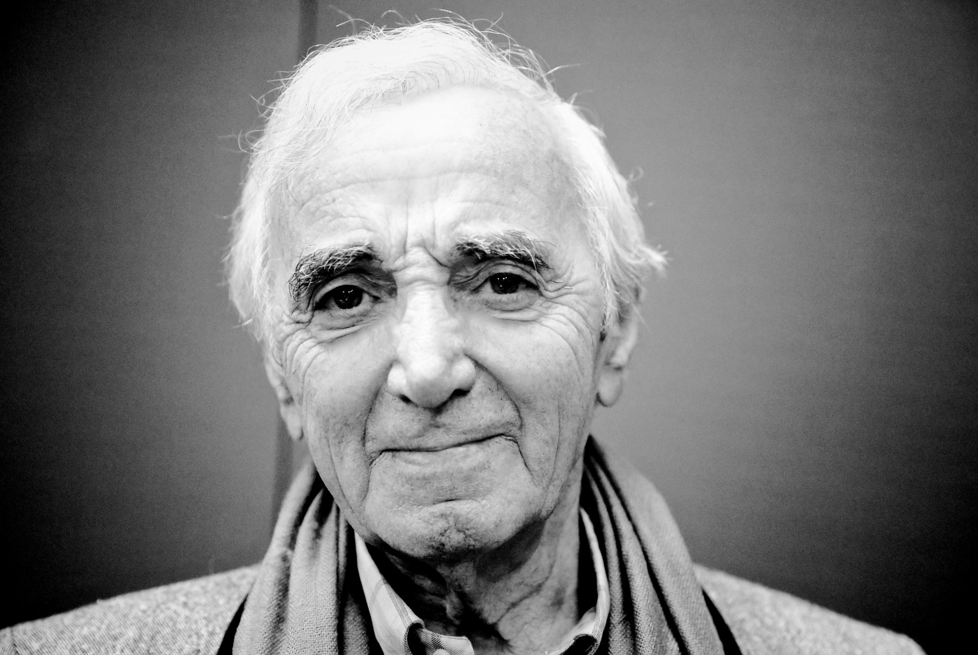 charles aznavour chansonnier compositeur poète écrivain et acteur français d origine arménienne