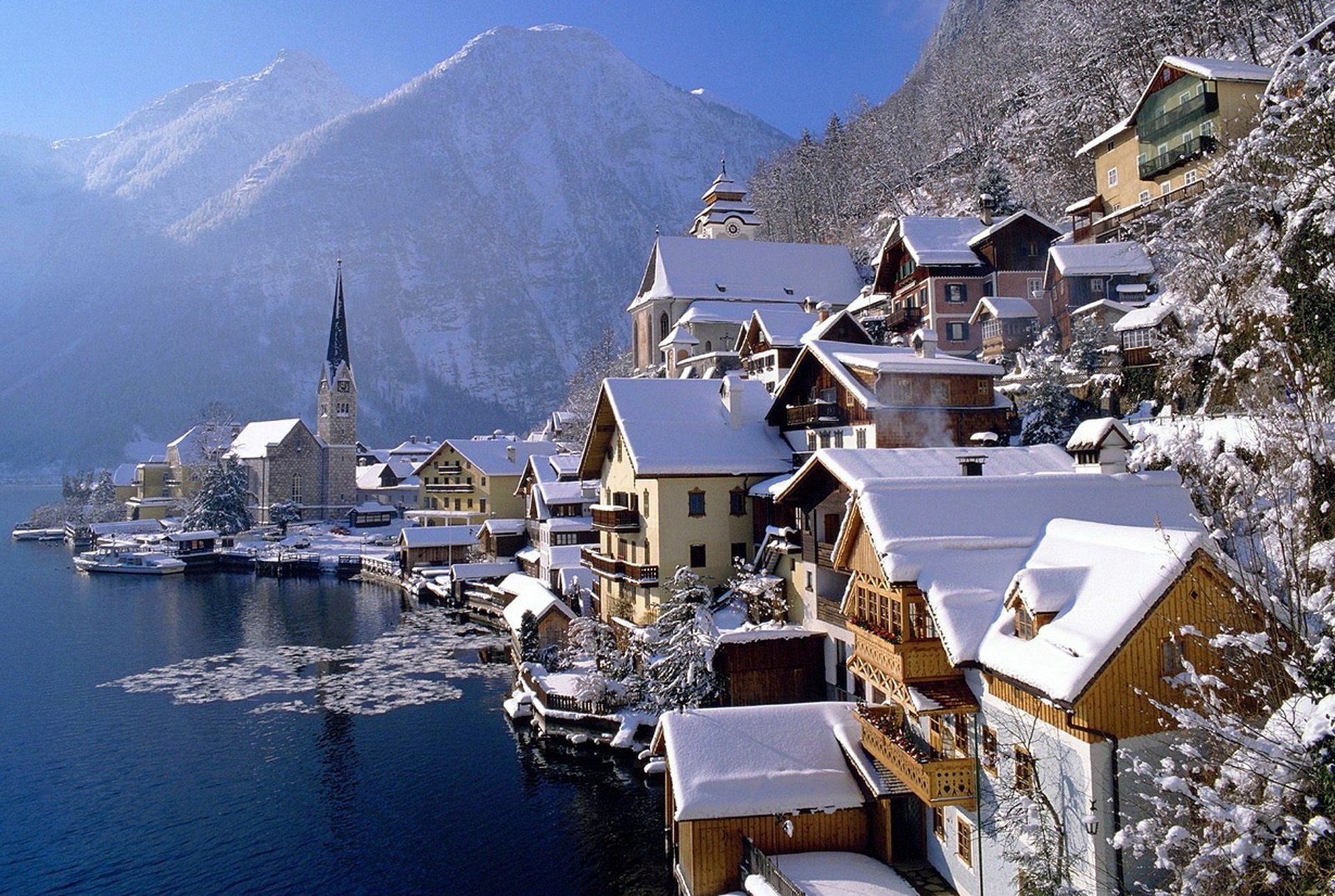 hallstatt jezioro hallstatt austria miasto domki budynki światła odbicie powierzchnia góry niebo