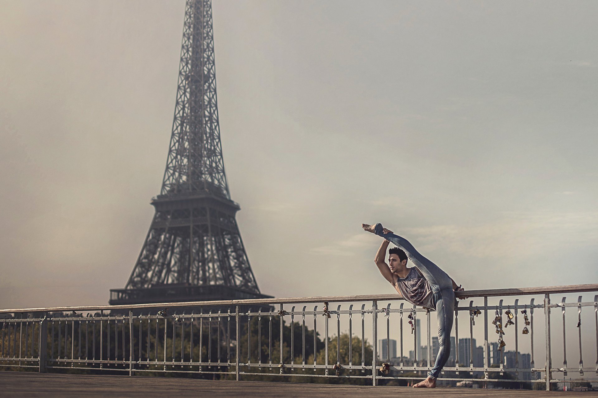 tiago eusébio ballerina stretching parigi