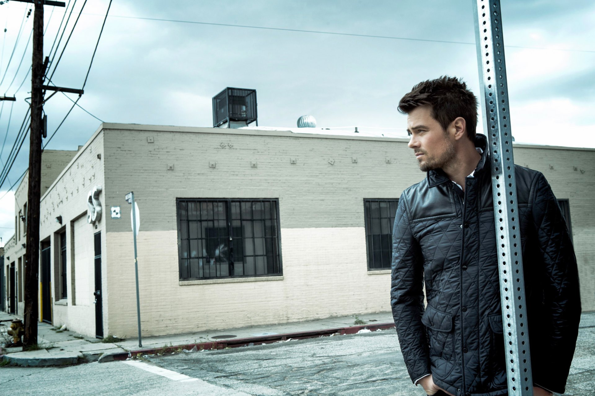 josh duhamel actor hombre perfil mirada chaqueta edificio