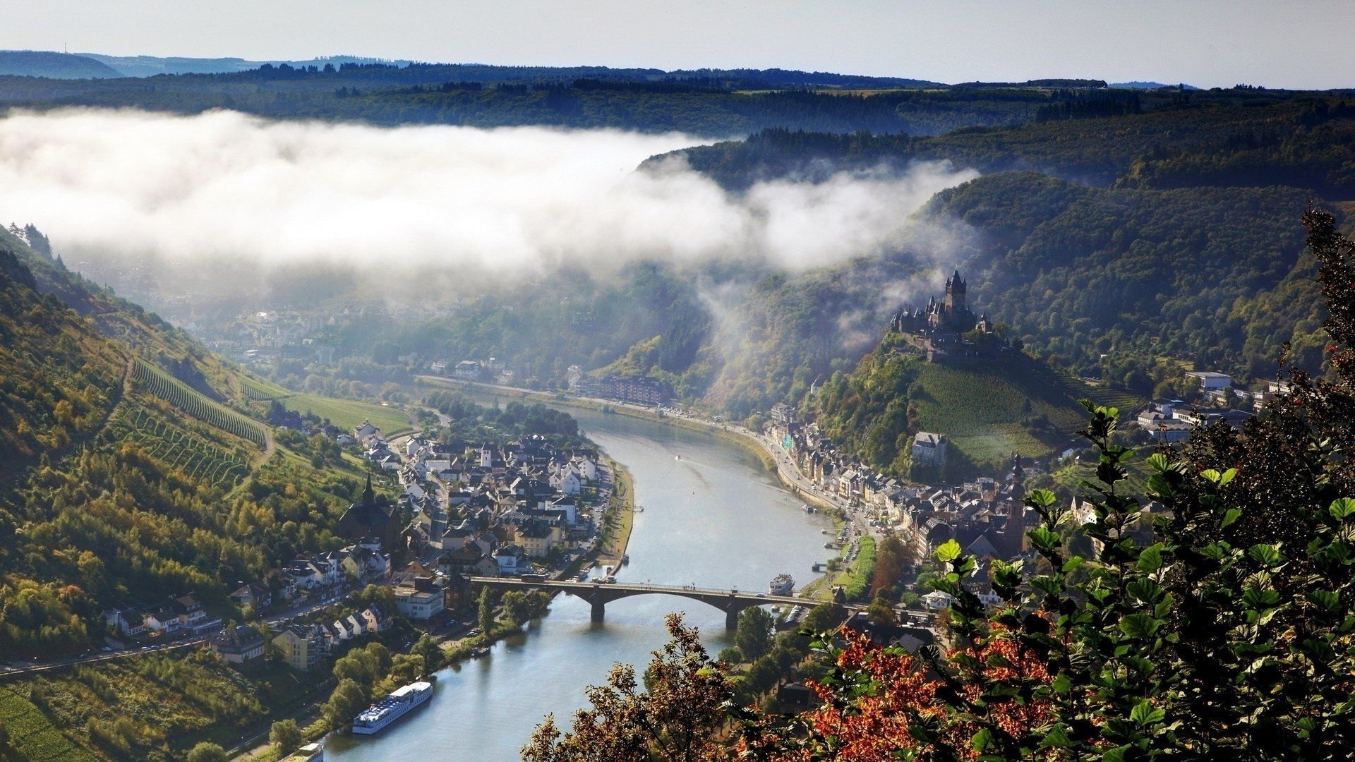 ciudad montaña río puente niebla hermoso