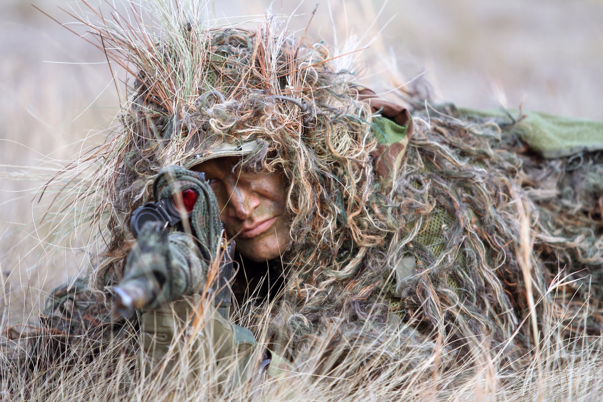 scharfschütze gesicht hinterhalt scharfschütze gewehr anblick verkleidung gras