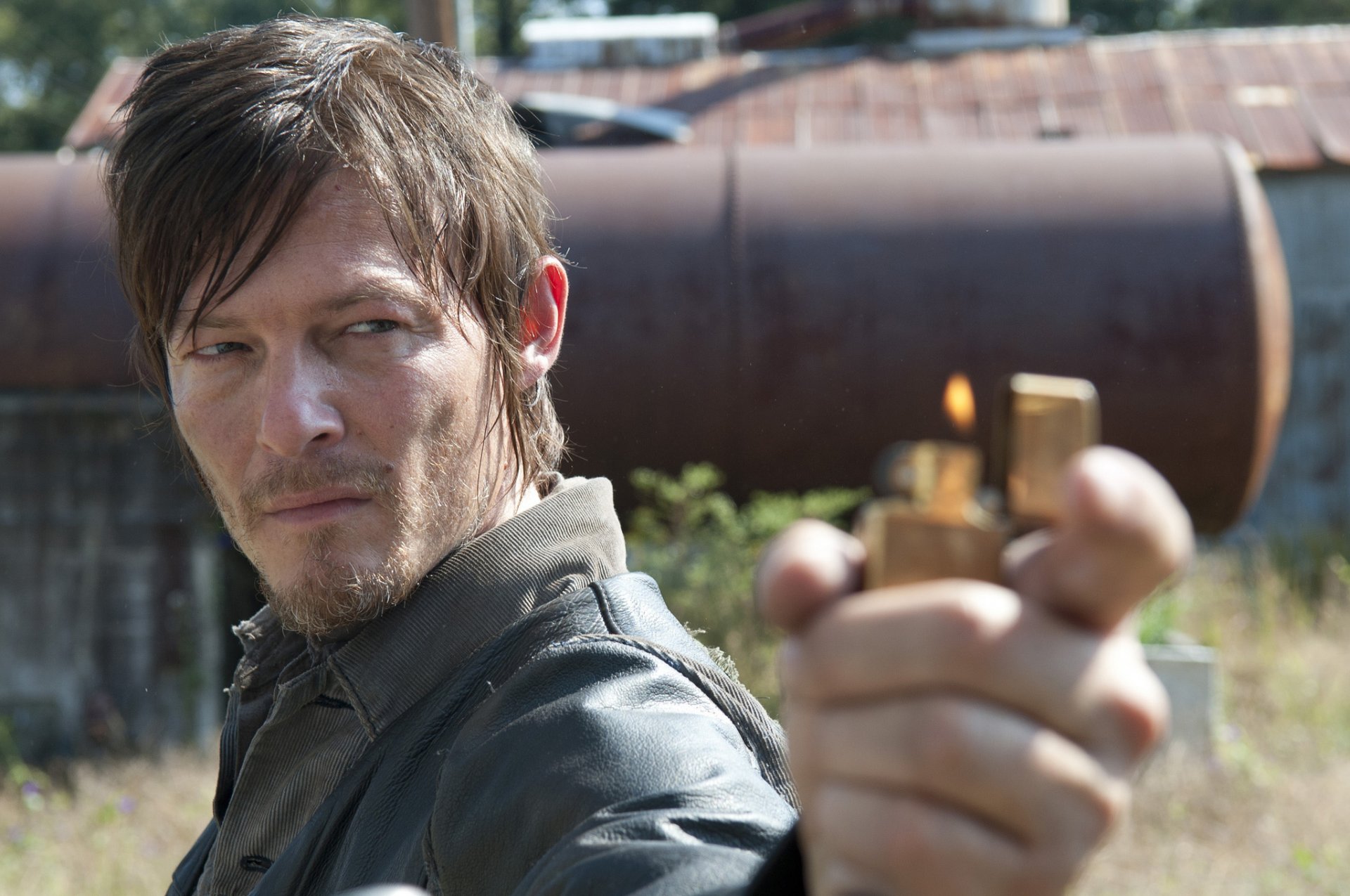 daryl dixon sguardo accendino i morti che camminano i morti che camminano