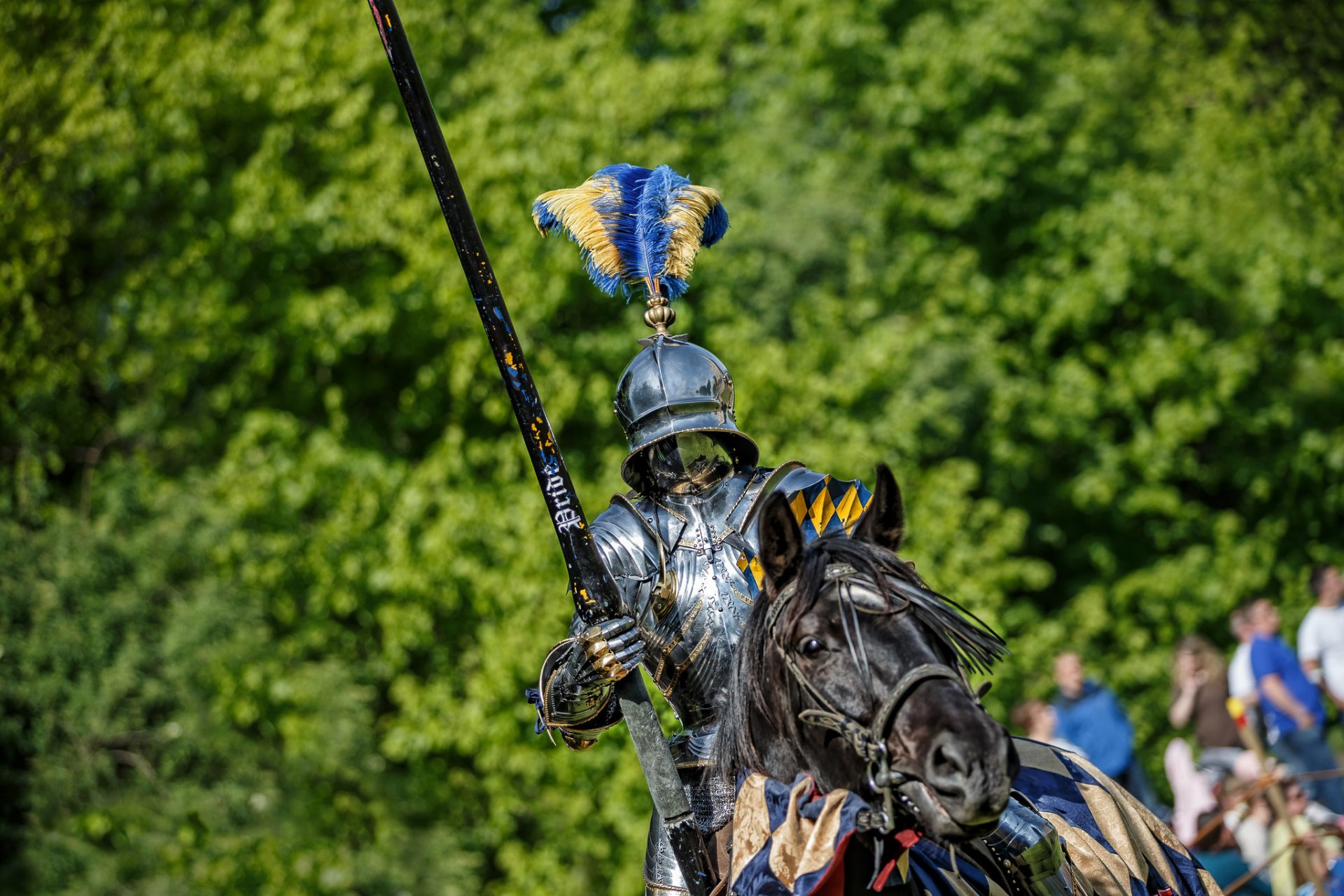 chevalier guerrier armure métal cheval cheval